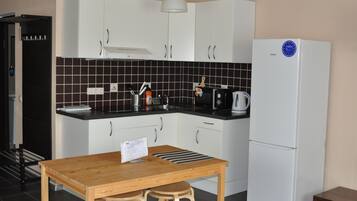 Standard-Apartment, Gartenblick | Eigene Küche | Großer Kühlschrank, Mikrowelle, Ofen, Herdplatte