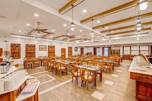 Breakfast, lunch, dinner served; vegetarian cuisine  - Sterling Guruvayur (Chavakkad)