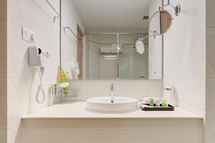 Shower, rainfall showerhead, free toiletries, hair dryer