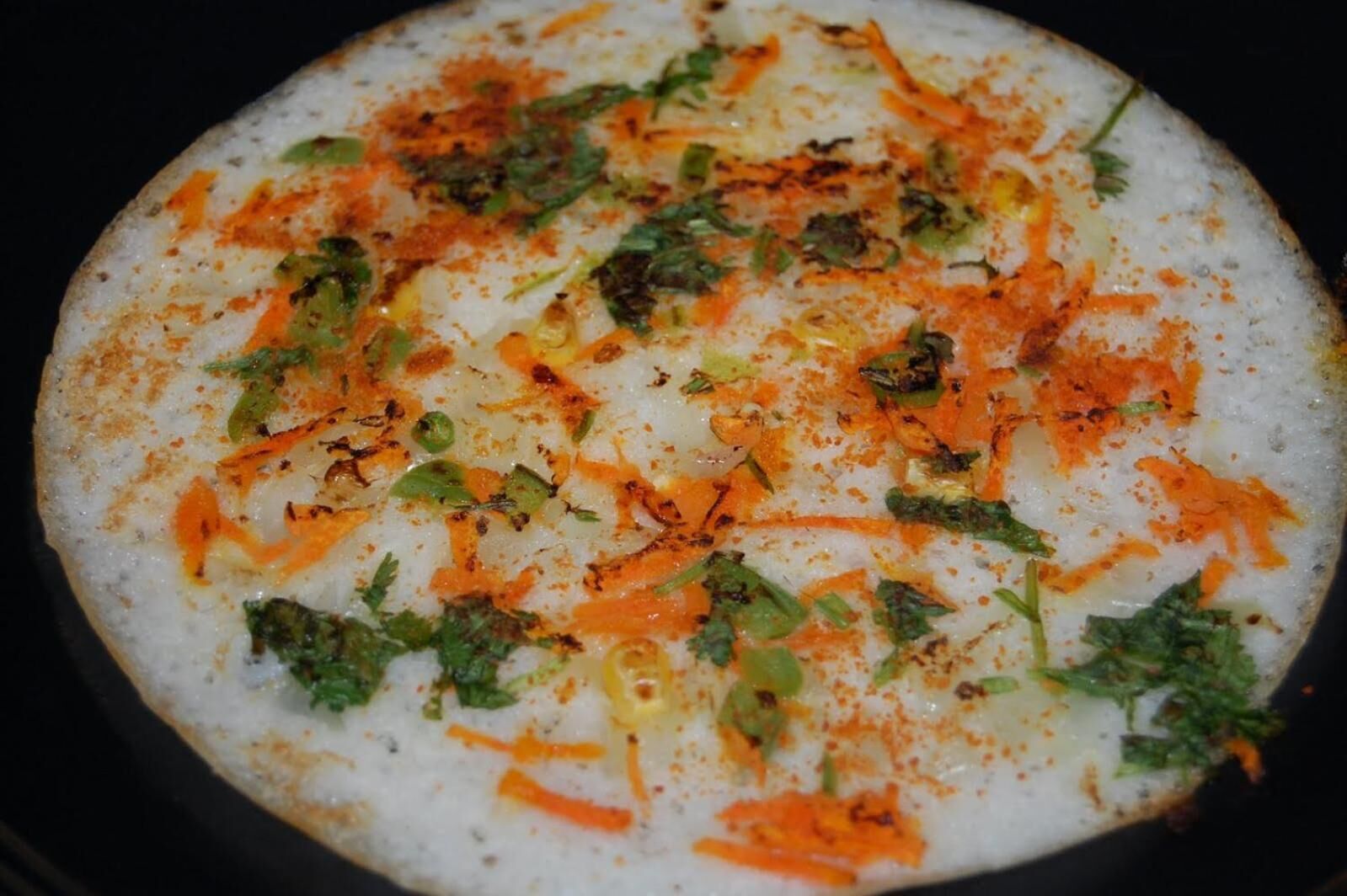 Un pan plano con verduras y especias.