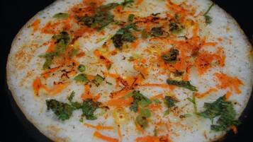 Un pan plano con verduras y especias.