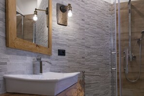 Deluxe Quadruple Room | Bathroom | Hair dryer, slippers, bidet, towels - Agriturismo Cupello (Cagnano Amiterno)