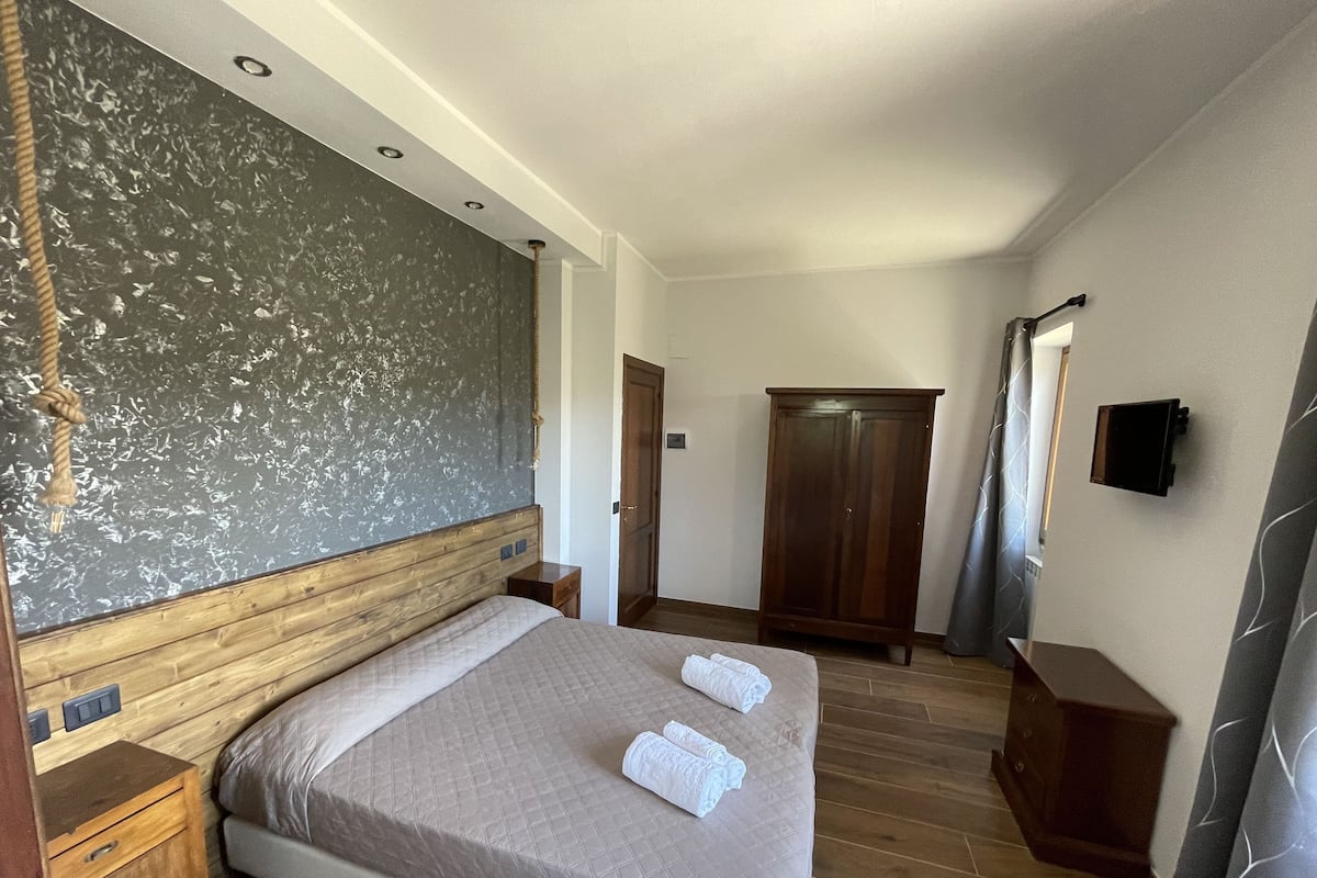 Down duvets, desk, blackout curtains, free WiFi