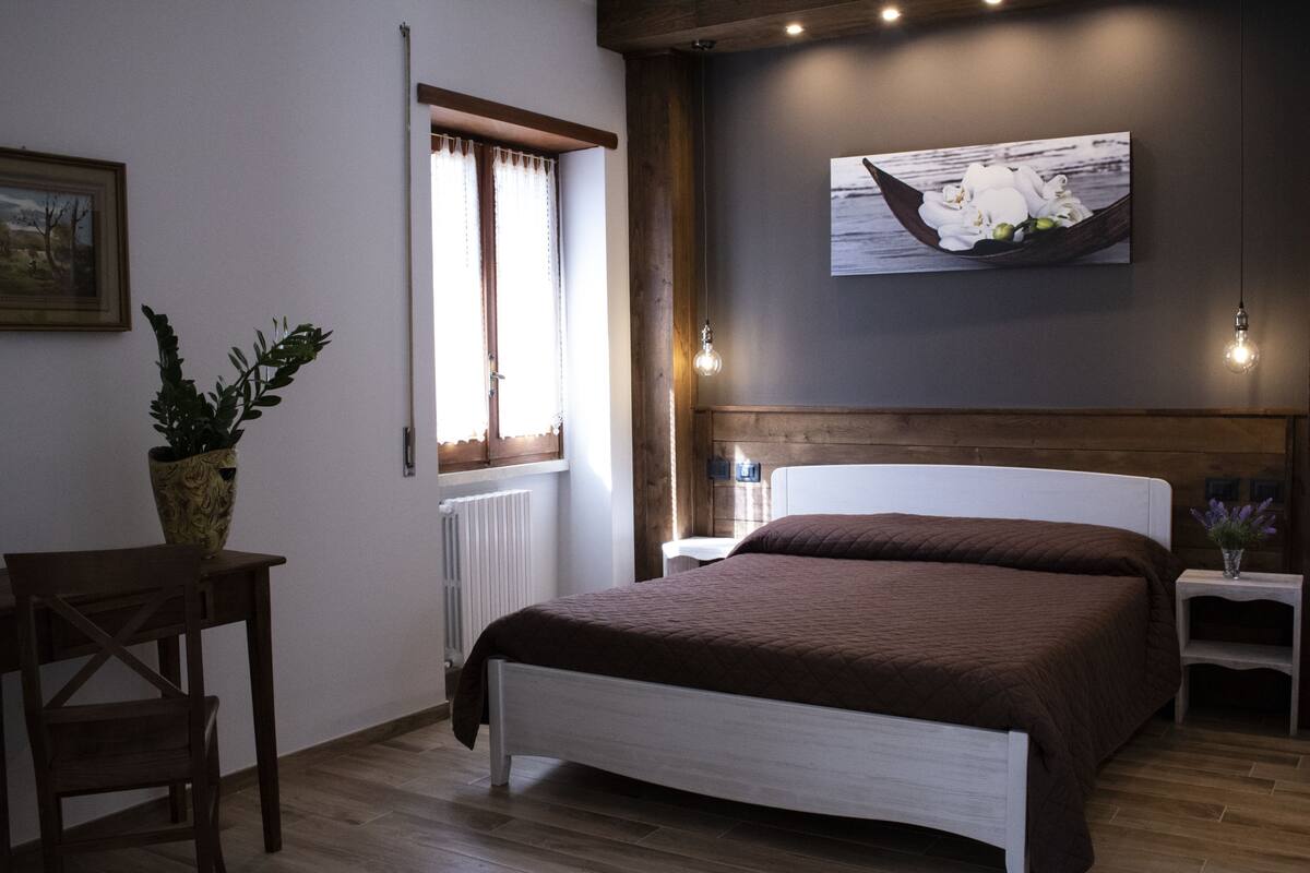 Deluxe Quadruple Room | Down duvets, desk, blackout curtains, free WiFi