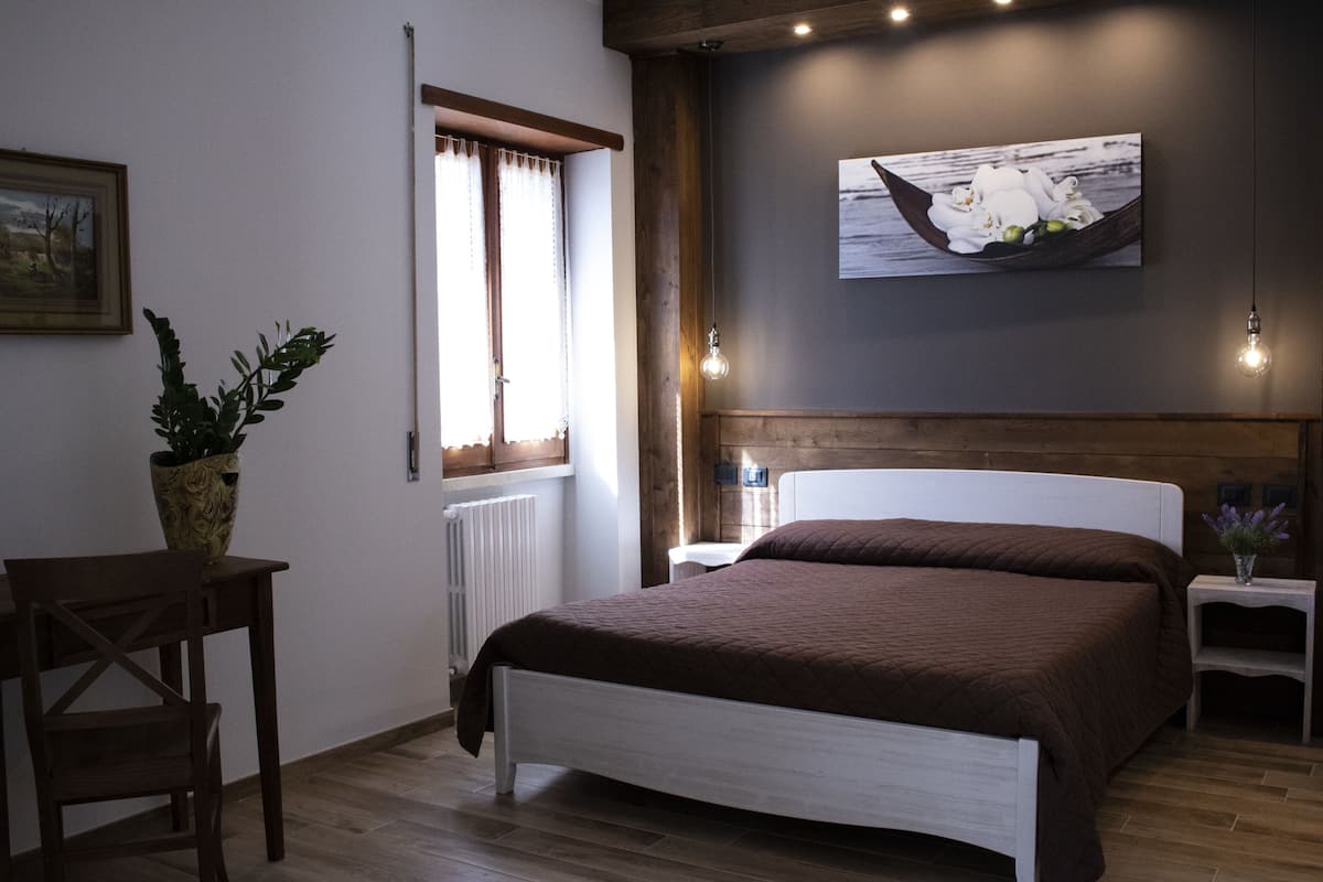 Deluxe Quadruple Room | Down duvets, desk, blackout curtains, free WiFi