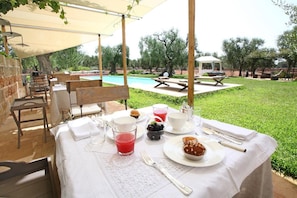 Free daily buffet breakfast