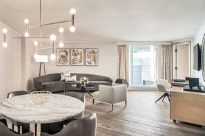 Suite, 1 soverom | Allergitestet sengetøy, safe på rommet og skrivebord