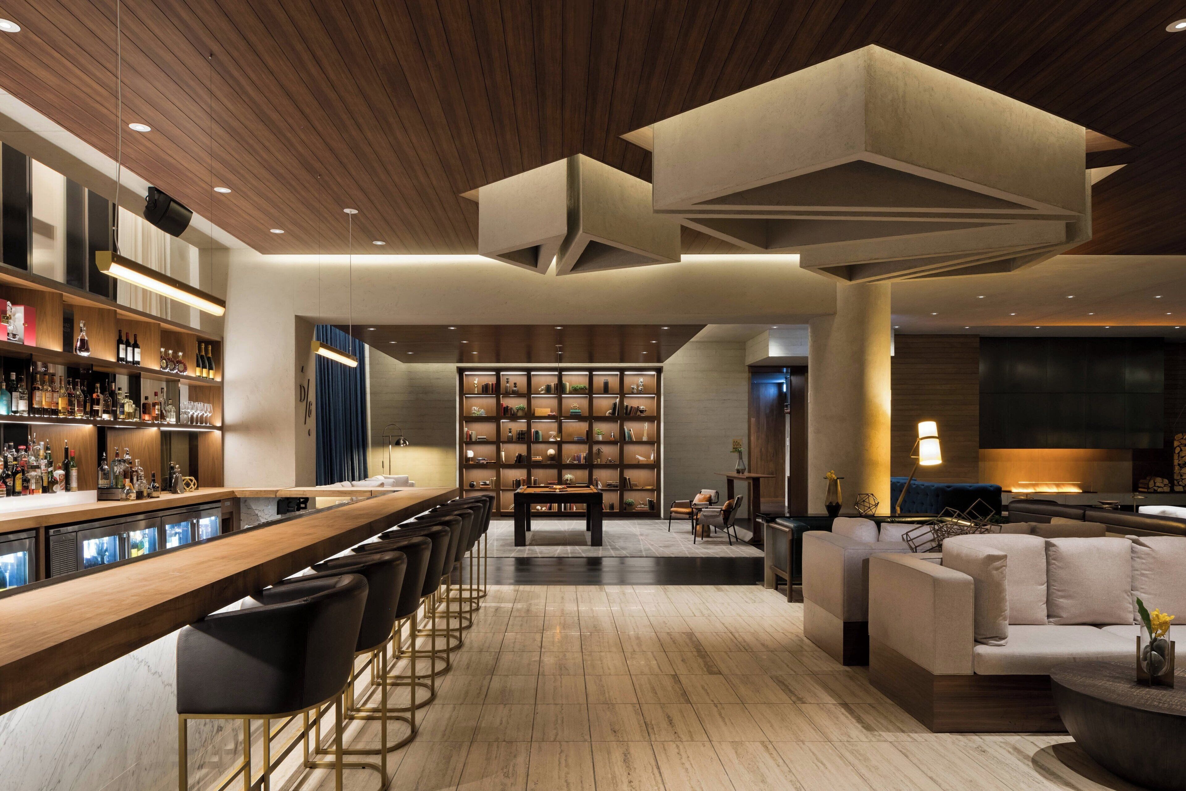 2 bars, bar sportif, lounge dans le hall