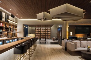 2 bares, bar deportivo, salón lounge en el lobby