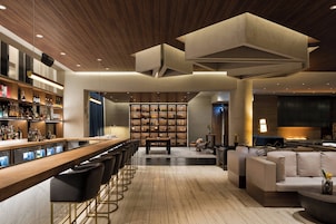 2 bares, bar deportivo, salón lounge en el lobby