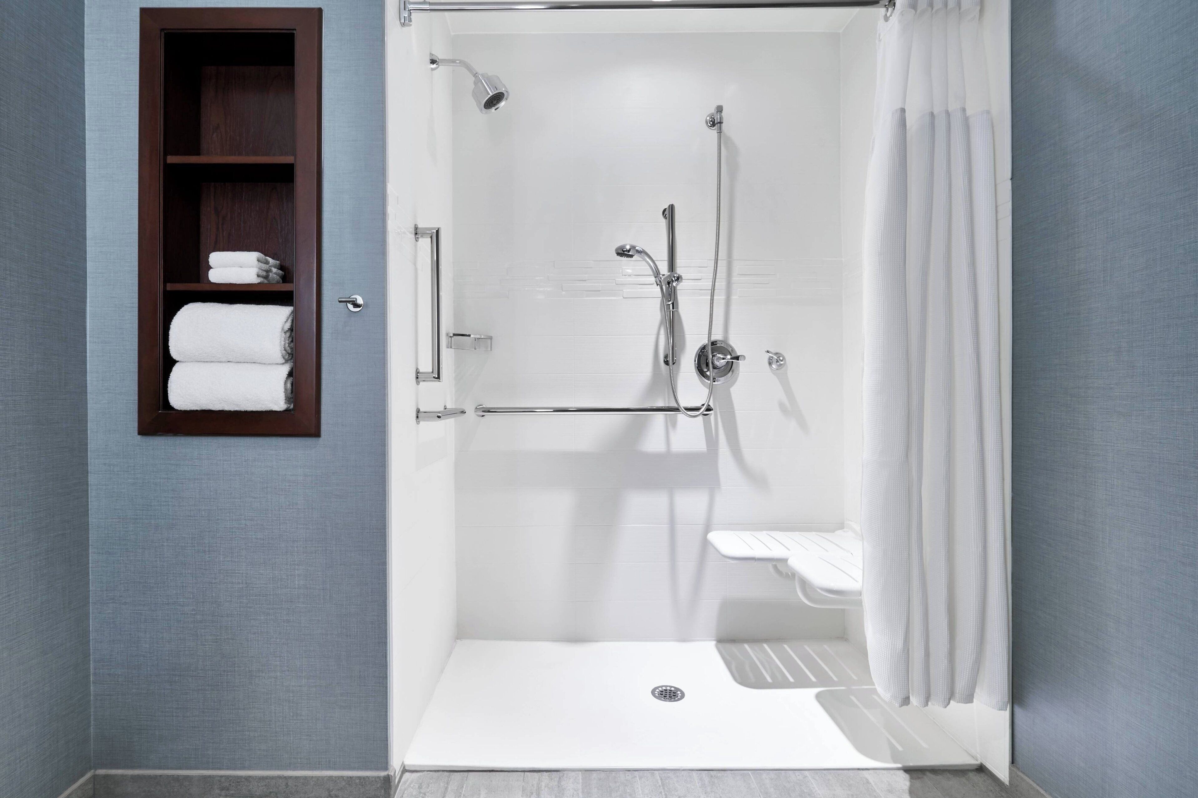 combined shower/bathtub, hair dryer, towels
