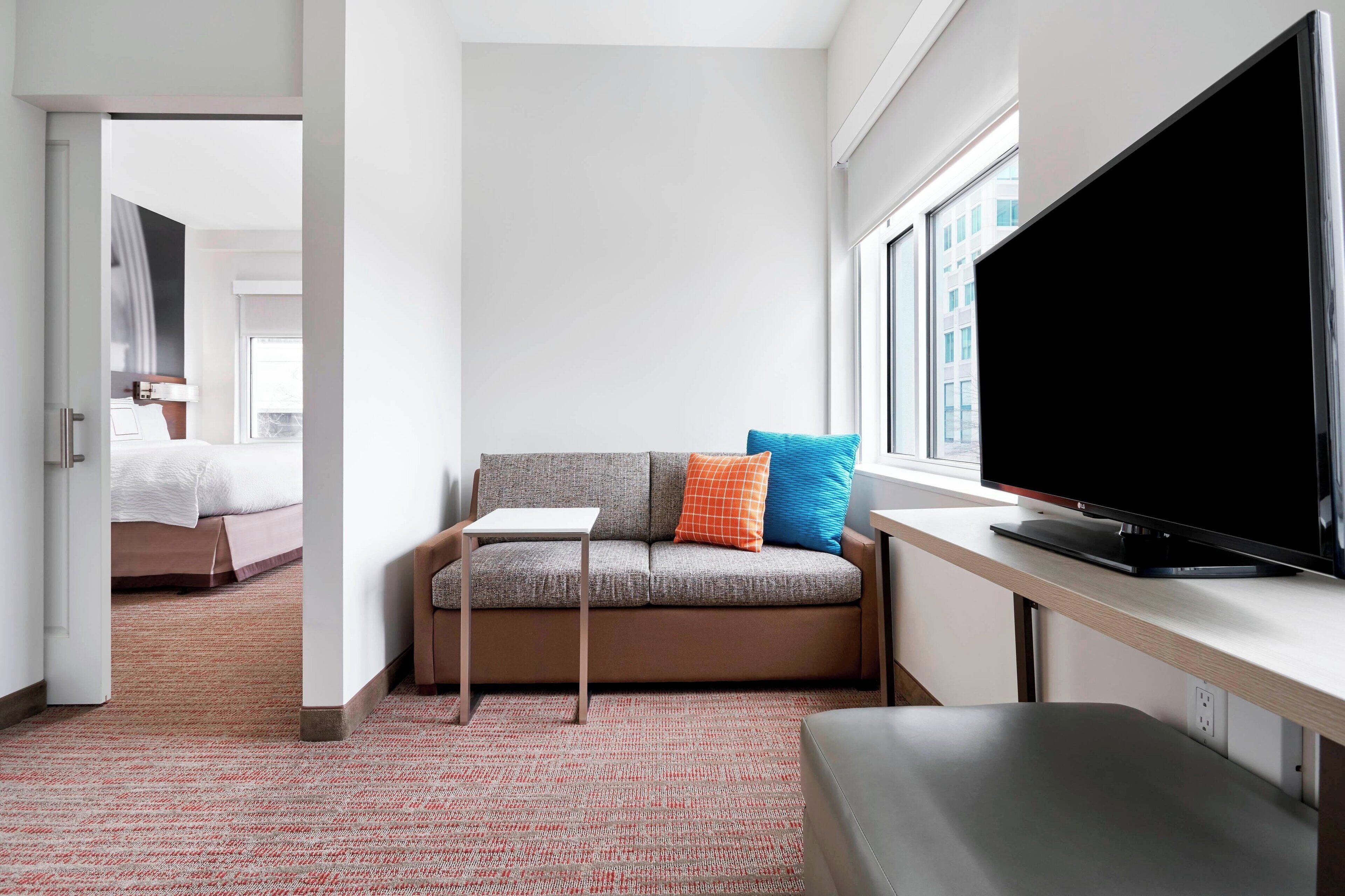 39-inch flat-screen tv with satellite channels, smart tv, netflix