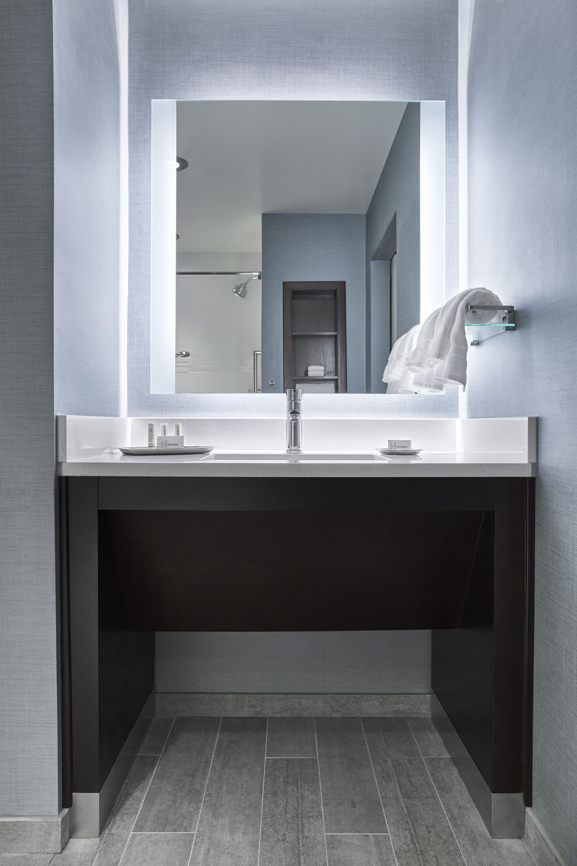 combined shower/bathtub, hair dryer, towels