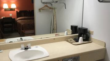 Chambre Double | Lavabo de la salle de bain