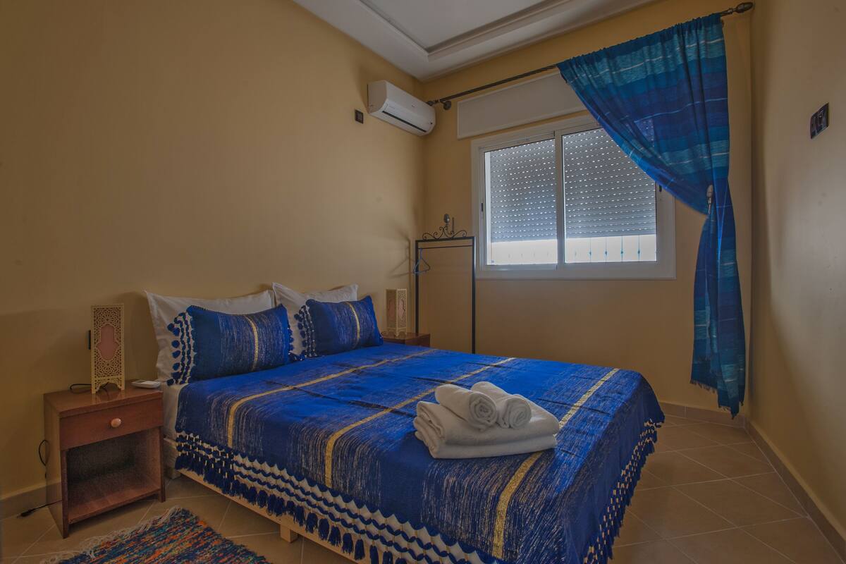 Habitación doble, patio | 1 dormitorio, wifi gratis, ropa de cama