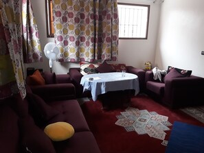 Deluxe-Vierbettzimmer | Wohnbereich