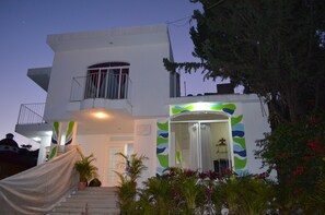Front of property – evening/night - Las lomas Residencial (Tlajomulco de Zúñiga)