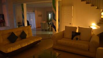 Una televisión de pantalla plana