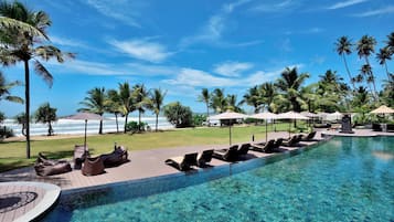 3 buitenzwembaden, parasols voor strand/zwembad