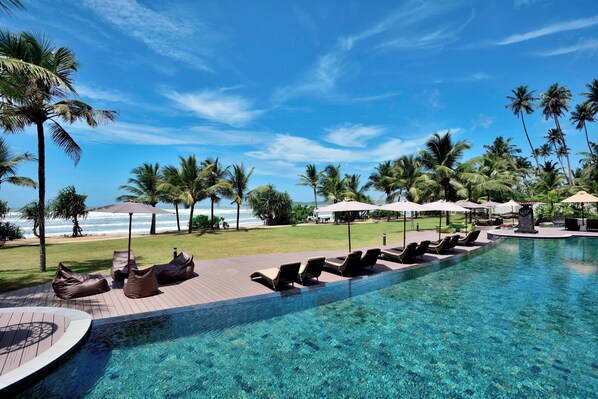 3 piscines extérieures, accès possible de 6 h à 22 h, parasols