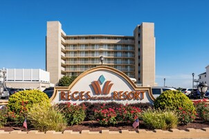 Señal de Reges Resort, con vista despejada del edificio al fondo.