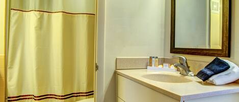 Tina con regadera, amenidades de baño gratuitas, secadora de cabello