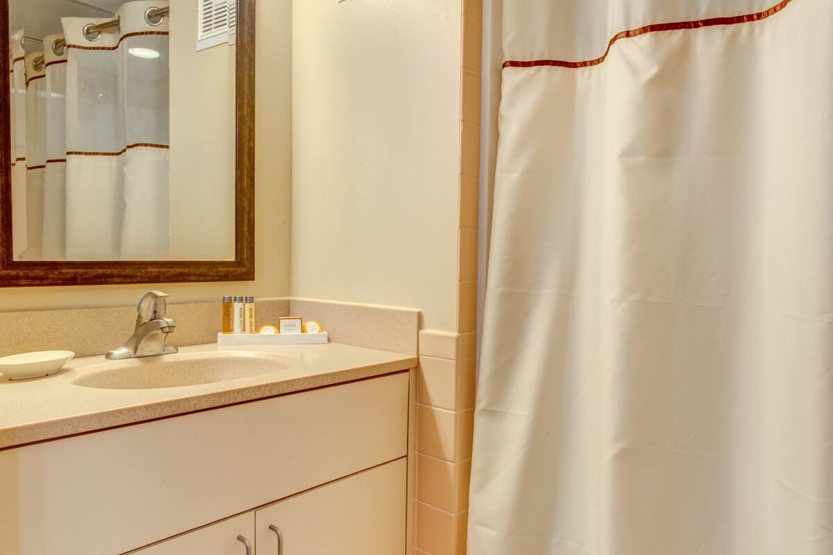 deluxe room, multiple beds, kitchenette, ocean view | bathroom | combined shower/bathtub, free toiletries, hair dryer, towels