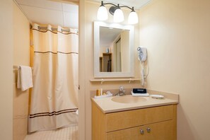 Classic Room, Multiple Beds, Kitchenette, Ocean View | Bathroom - Reges Oceanfront Resort (Wildwood Crest)