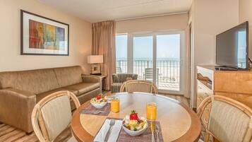 Standard Room, 1 Katil Raja (King) dengan Katil Sofa, Kitchenette, Ocean View | Makan dalam bilik