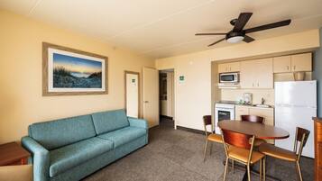 Kamar Standar, 1 Tempat Tidur King dengan tempat tidur Sofa, dapur kecil, pemandangan samudra | Ruang keluarga | TV layar datar dan pemutar DVD