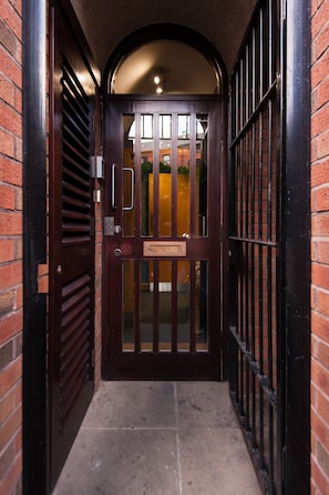 Pintu masuk properti