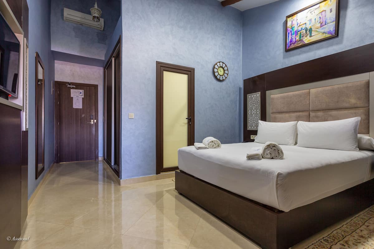 Superior Double Room | Peralatan tempat tidur premium, peti besi dalam bilik, meja