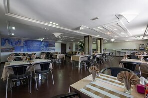 Lunch and dinner served, Moroccan cuisine - Hotel Jibal Chaouen (Chefchaouen)