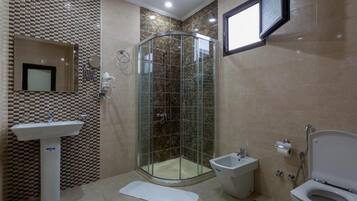 Ducha, artículos de higiene personal gratuitos y secador de pelo
