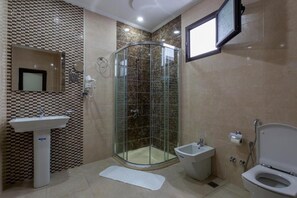 Dusche, kostenlose Toilettenartikel, Haartrockner