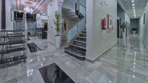 A modern lobby with marble flooring, a staircase, and a reception desk. - Hotel Jibal Chaouen (Chefchaouen)