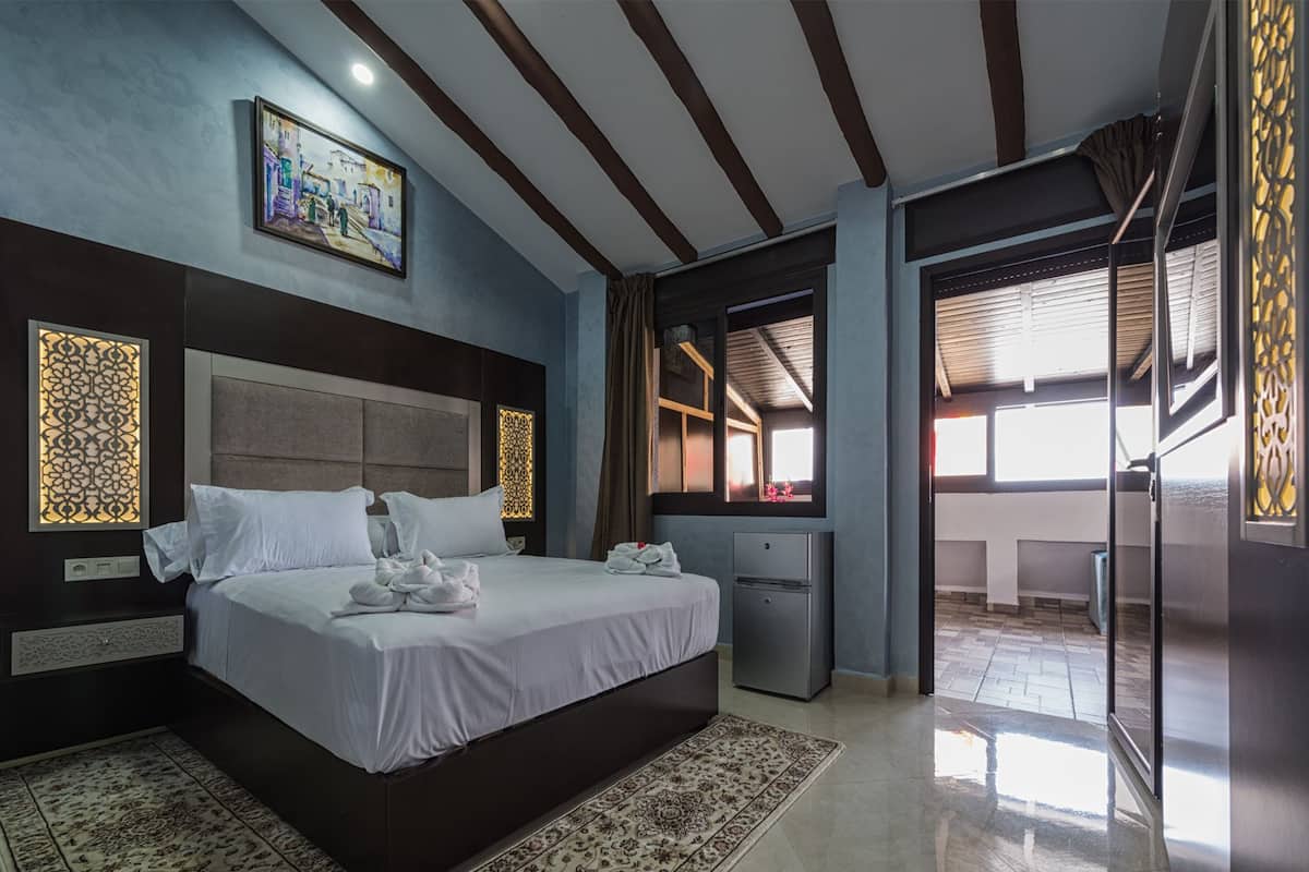 Double Room, Terrace | Peralatan tempat tidur premium, peti besi dalam bilik, meja