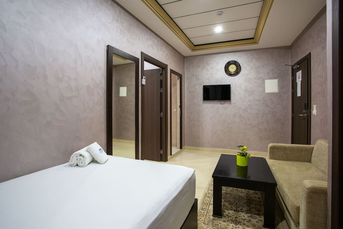 Superior Triple Room | Peralatan tempat tidur premium, peti besi dalam bilik, meja