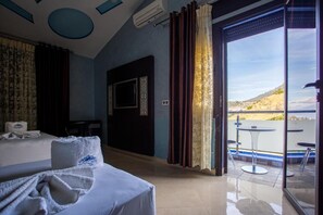 Ropa de cama de alta calidad y caja de seguridad en la habitación 