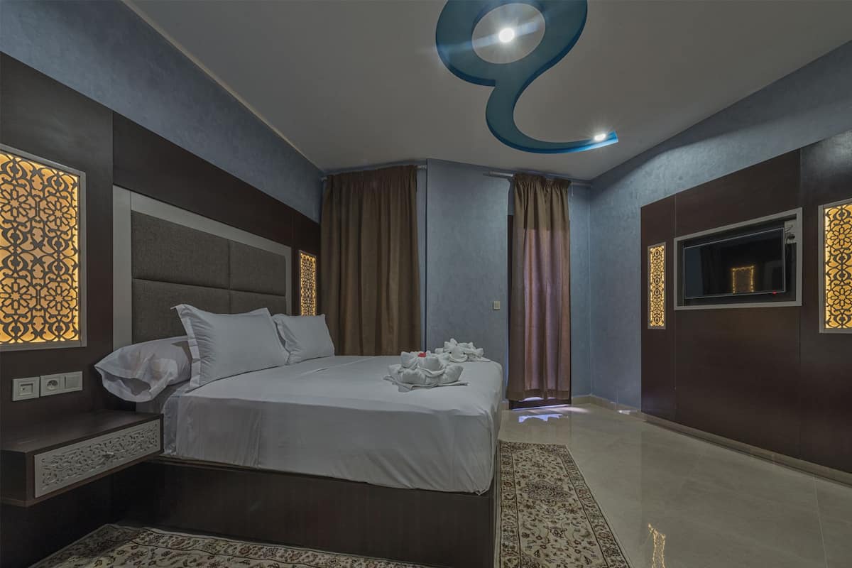 Family Suite | Peralatan tempat tidur premium, peti besi dalam bilik, meja