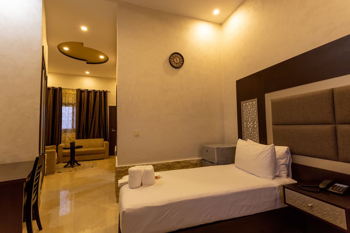 Standard Double Room | Peralatan tempat tidur premium, peti besi dalam bilik, meja