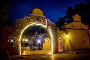 Façade de l’hébergement  – soirée/nuit