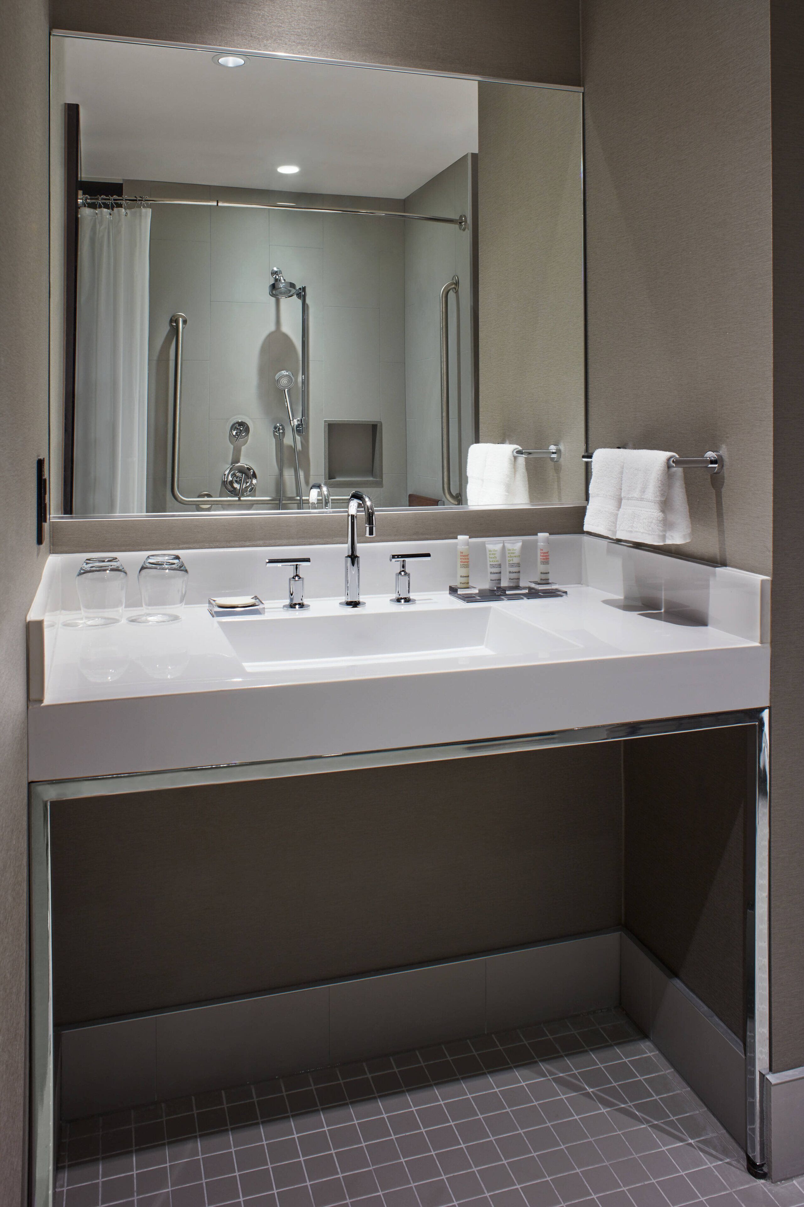 Salle de bain | Douche, articles de toilette de luxe, sèche-cheveux, serviettes fournies