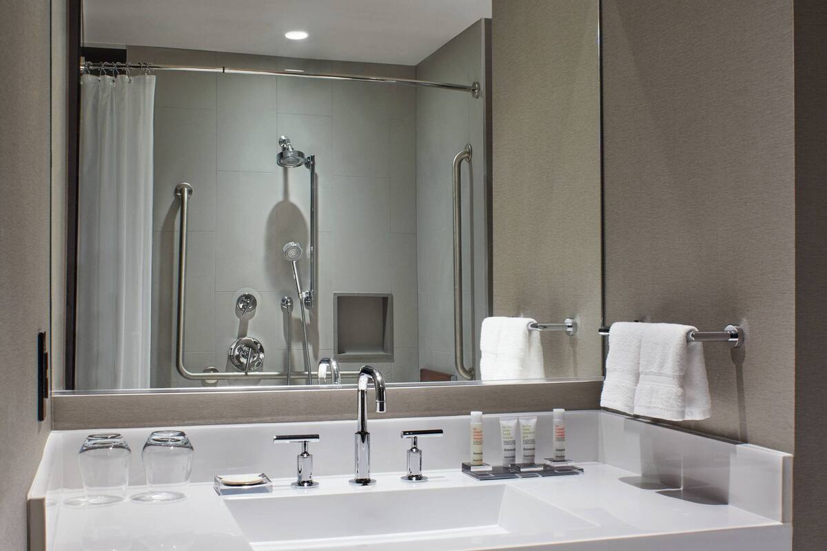 Salle de bain | Douche, articles de toilette de luxe, sèche-cheveux, serviettes fournies