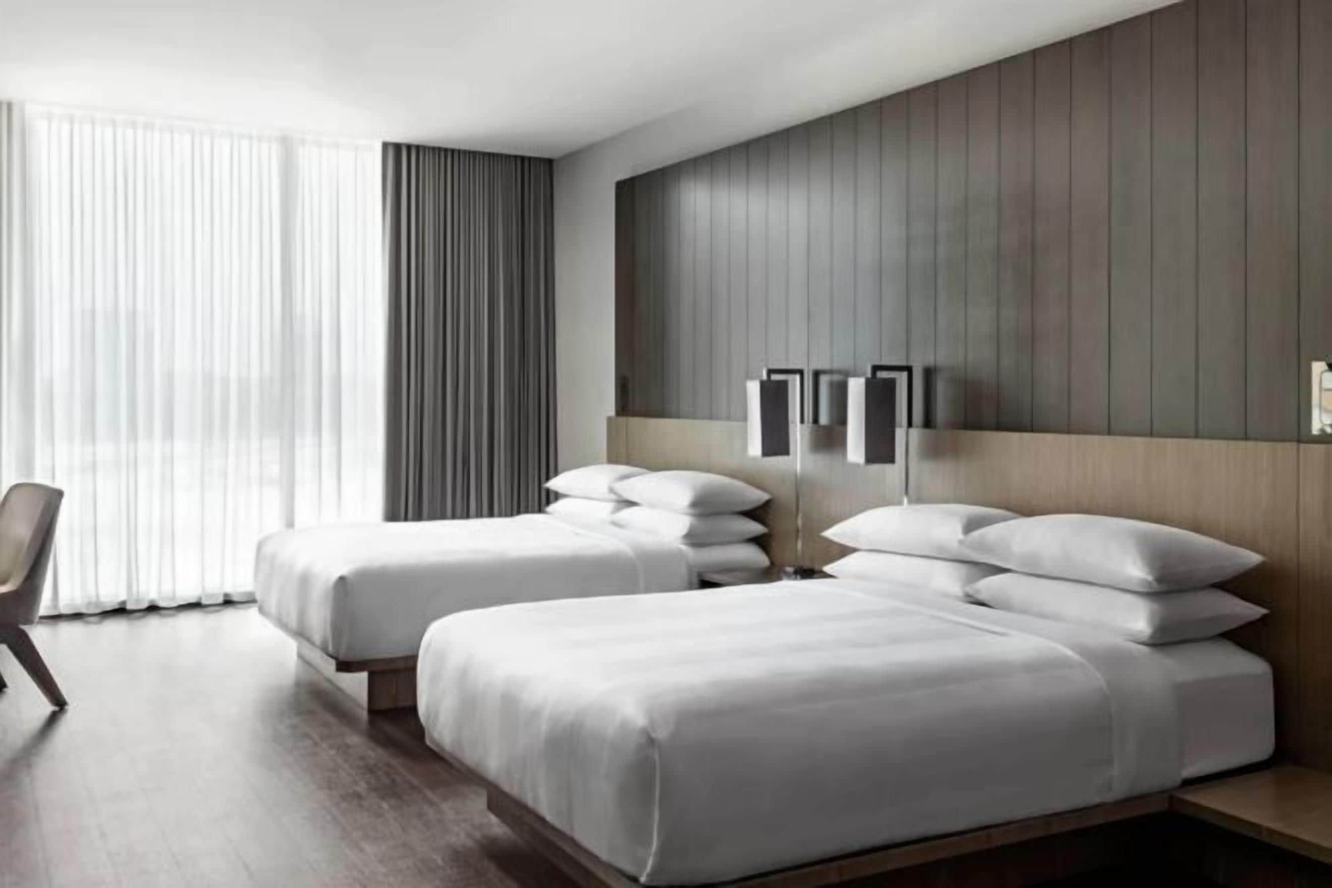 Safe på rommet, skrivebord og skrivebord for bærbar PC