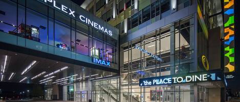 Edificio de Cineplex Cinemas con IMAX y un letrero que indica 'Lugar para Comer'.