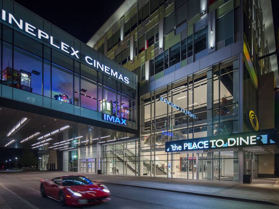 En Cineplex Cinemas-bygning med IMAX og et skilt, der angiver spisested.