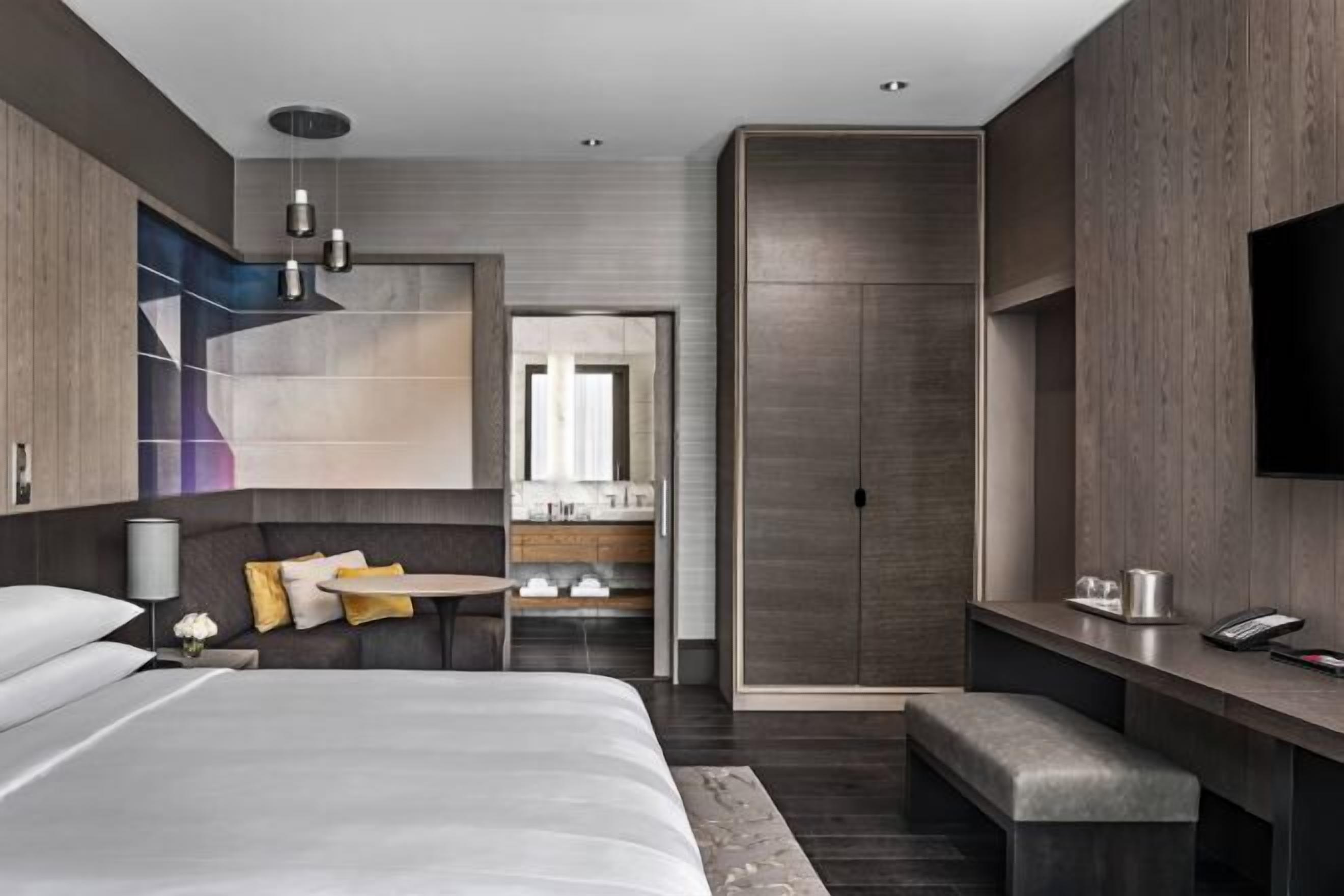 Safe på rommet, skrivebord og skrivebord for bærbar PC