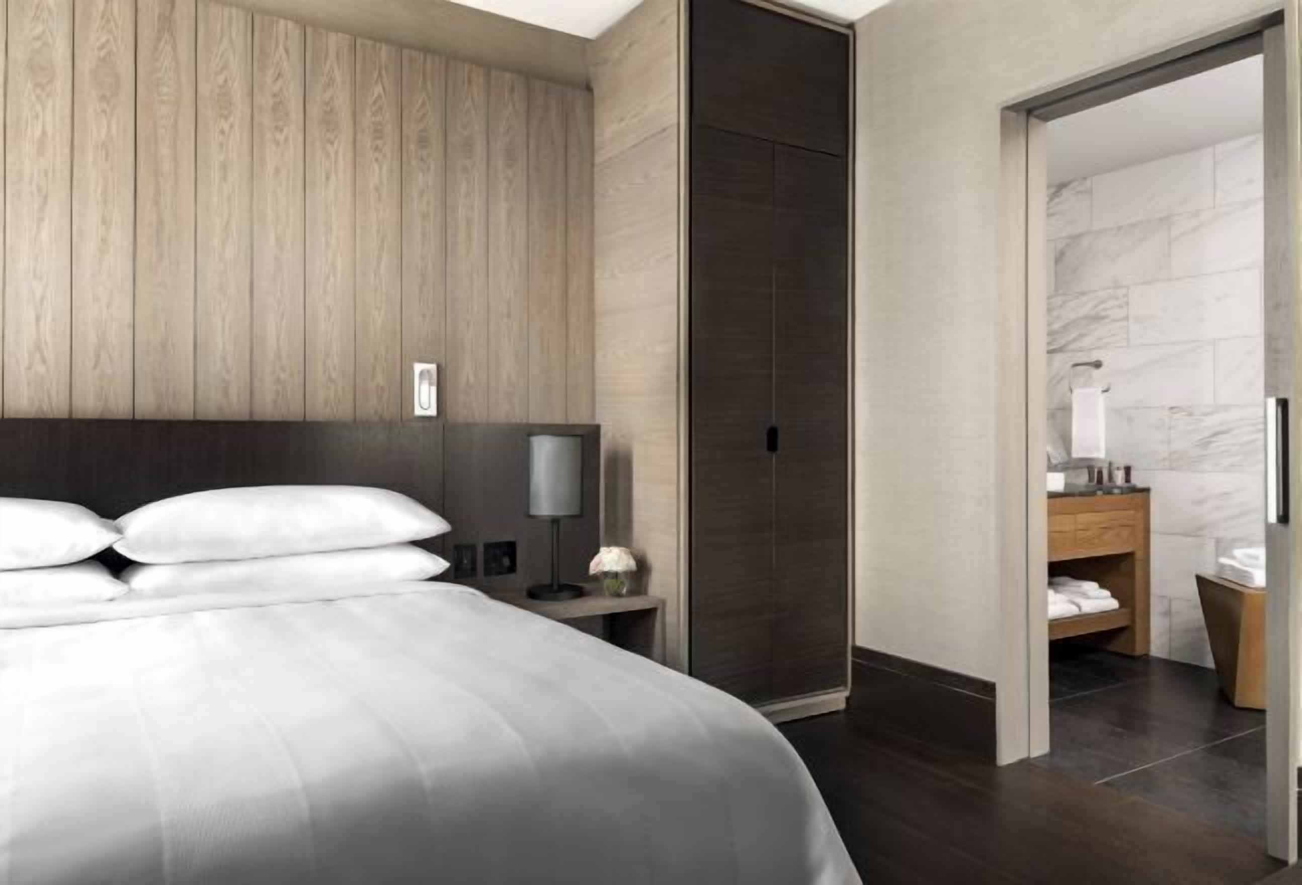 Safe på rommet, skrivebord og skrivebord for bærbar PC