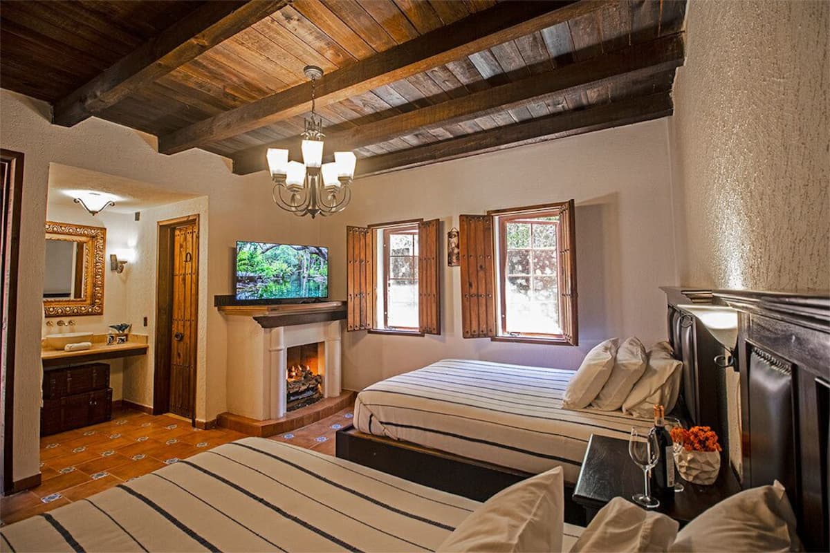 Habitación estándar, 2 camas matrimoniales | Tabla de planchar con plancha, wifi gratis y ropa de cama
